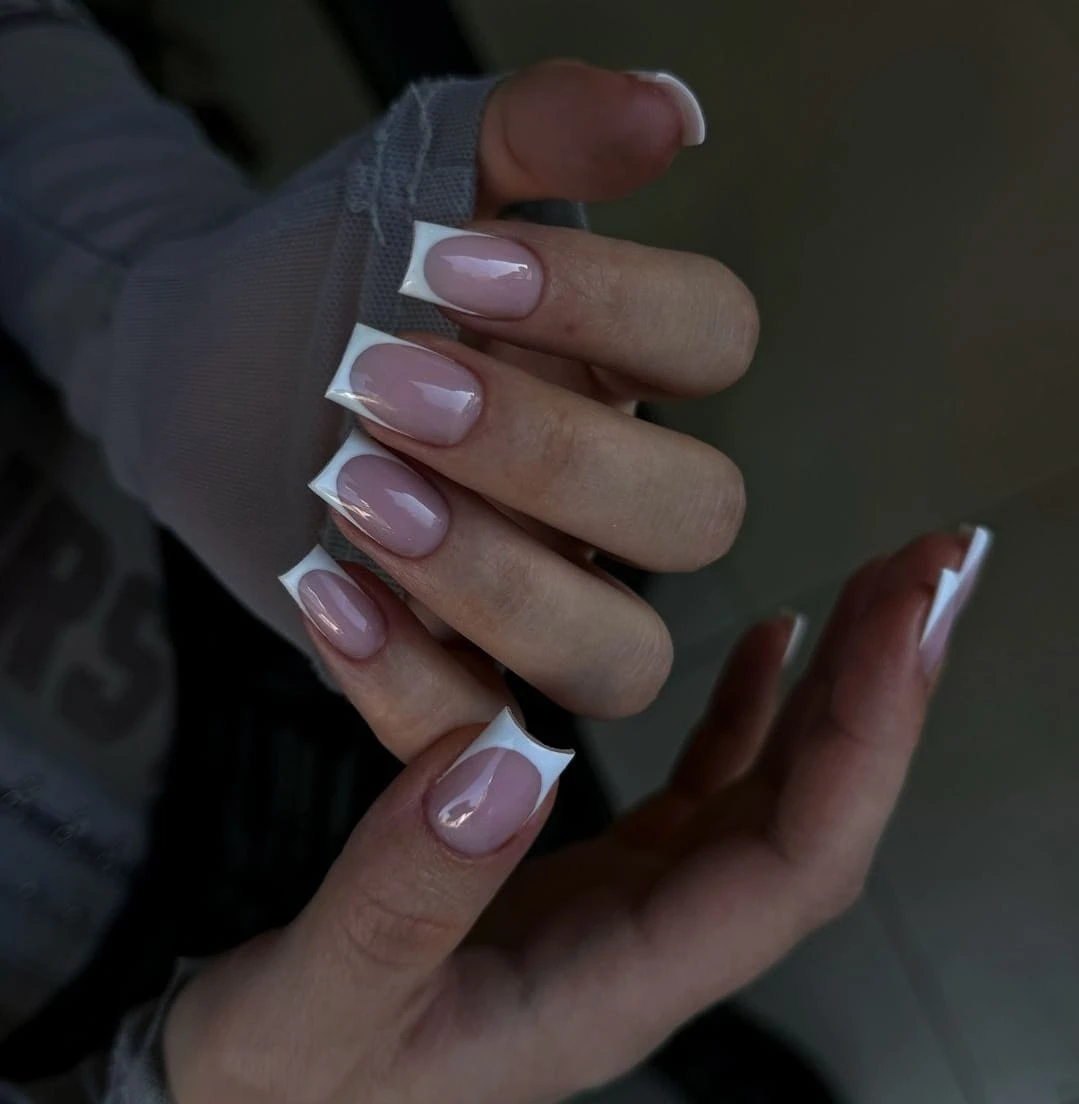 Elegante Square French Manicure von BEYOND NAILS – BEAUTY