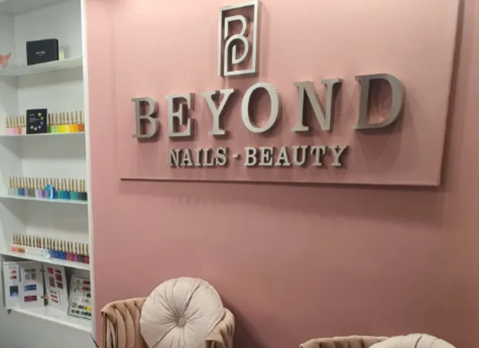 Das Studio von BEYOND NAILS - BEAUTY in Solothurn mit rosa Wand und Logo